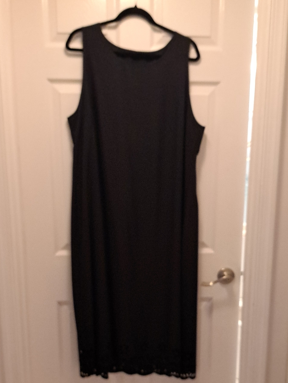 Elegant Sleeveless Black Midi Dress with Lace Hem
